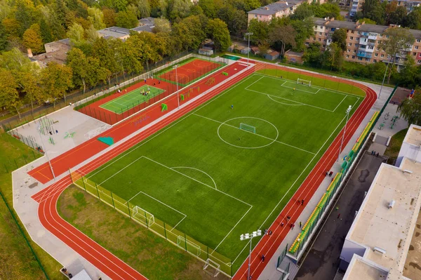 Letecký Pohled Fotbalové Hřiště Evropském Městě — Stock fotografie