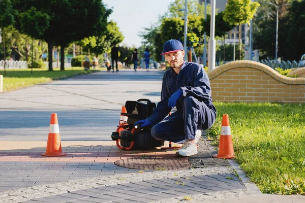 Tesisatçı, özel ekipmanlarla kanalizasyon tespiti yapıyor..