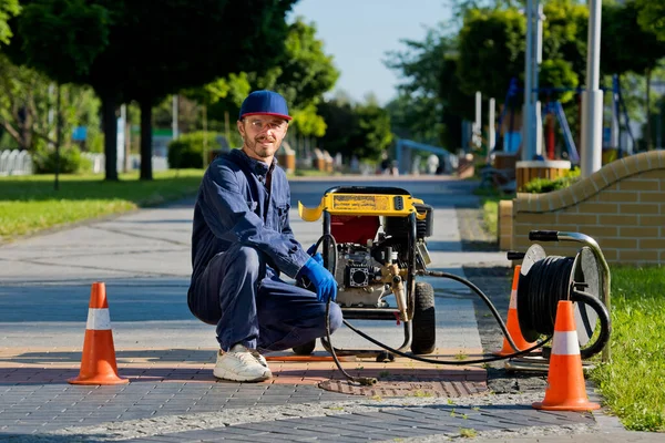 Tesisatçı, özel ekipmanlarla kanalizasyon tespiti yapıyor..