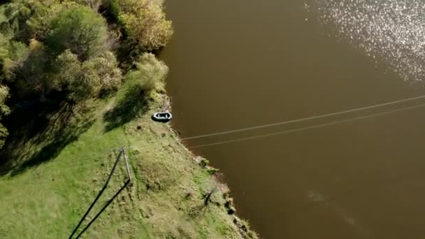 Luchtfoto van eenzame rubber opblaasbare boot in de buurt van de kust. — Stockvideo