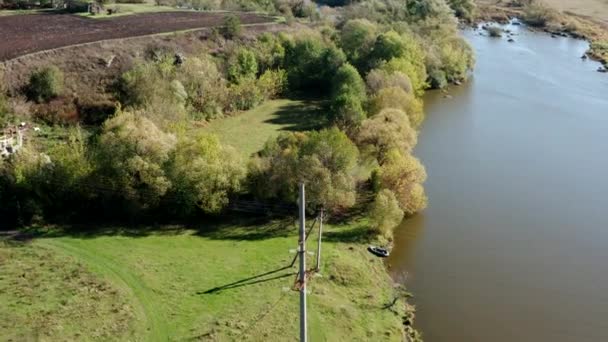 Luchtfoto van eenzame rubber opblaasbare boot in de buurt van de kust. — Stockvideo