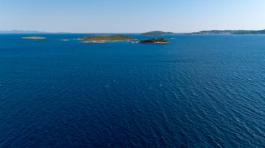 Okyanus sakin ve mavidir. Uzakta birkaç ada vardır. Gökyüzü berrak ve parlak. Huzurlu ve huzurlu bir atmosfer yaratıyor.
