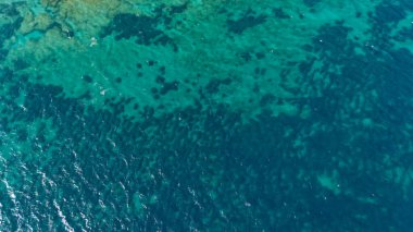 Okyanus mavidir ve birçok küçük kabarcıkları vardır. Su sakin ve huzurlu. Kabarcıklar küçük ve tüm suya saçılmış.