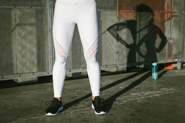 Κοντινό Πλάνο Της Αθλήτρια Πόδια Φορώντας Λευκό Κολάν Υγιή Τρόπο — Φωτογραφία Αρχείου