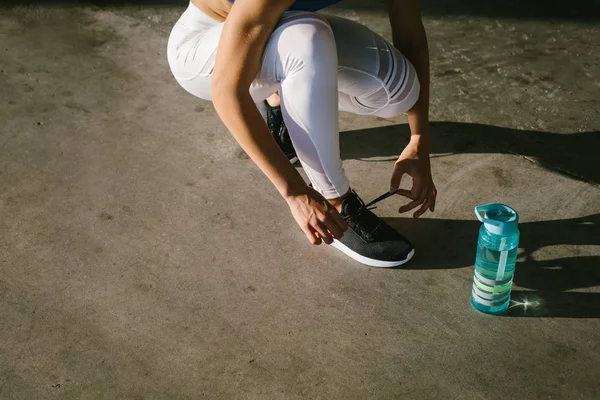 Közelkép Női Sportoló Befűzési Lábbeli Készül Városi Futás Fitness Edzés — Stock Fotó