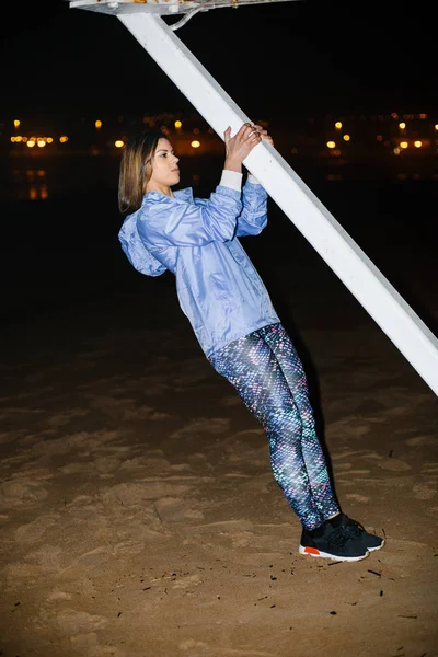 Night Fitness Workout City Beach Sporty Young Woman Doing Incline — Stock Photo, Image