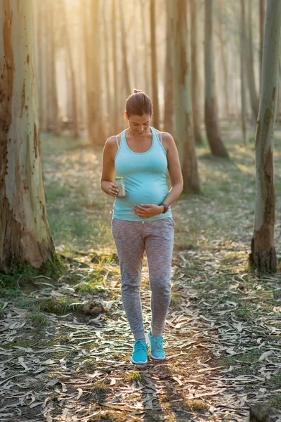 Wesoły Sportowy Kobieta Ciąży Picia Zielone Smoothie Podczas Treningu Fitness — Zdjęcie stockowe