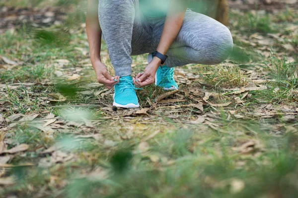 Sportowy Kobieta Przygotowuje Się Odkryty Trening Fitness Przyrodzie Lekkoatletka Sznurowadła — Zdjęcie stockowe