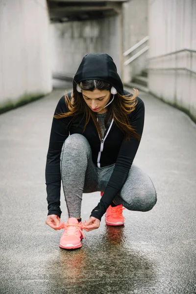 Donna Sportiva Motivata Che Prepara Allenamento Corsa Urbana — Foto Stock