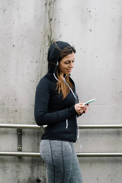 Mujer Fitness Urbana Tomando Descanso Entrenamiento Para Usar Teléfono Inteligente — Foto de Stock