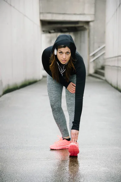 运动妇女伸展和热身腿之前 运行城市健身锻炼 体育和健康的生活方式概念 女运动员外运动 — 图库照片