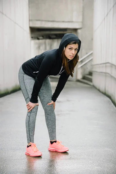 Motivierte Junge Sportlerin Beim Stadtlauf Und Fitnesstraining Macht Pause — Stockfoto