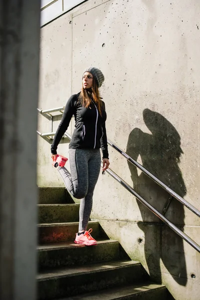 Sporty Urban Woman Stretching Warming Legs Running City Sport Healthy — Stock Photo, Image