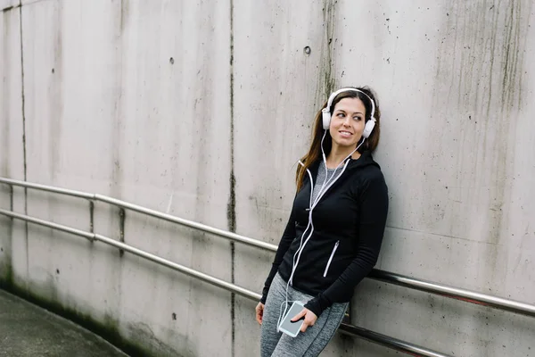 Stedelijke Fitness Vrouw Die Een Training Rust Ontspannen Luisteren Van — Stockfoto