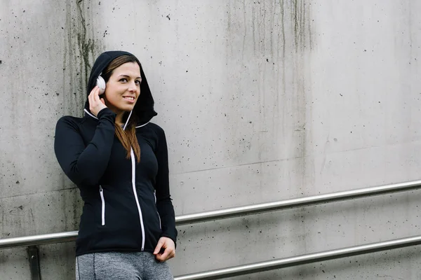 Urban Fitness Woman Taking Workout Rest Relaxing Listening Music Headphones — Stock Photo, Image