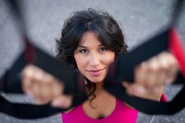Fröhliche Sportliche Frau Die Draußen Mit Trageschlaufen Trainiert Gesundes Krafttraining — Stockfoto