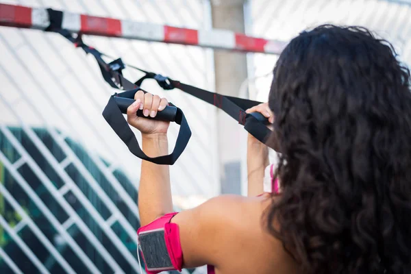 Biceps Entraînement Femme Avec Sangles Trx Fitness Suspension Entraînement Urbain — Photo