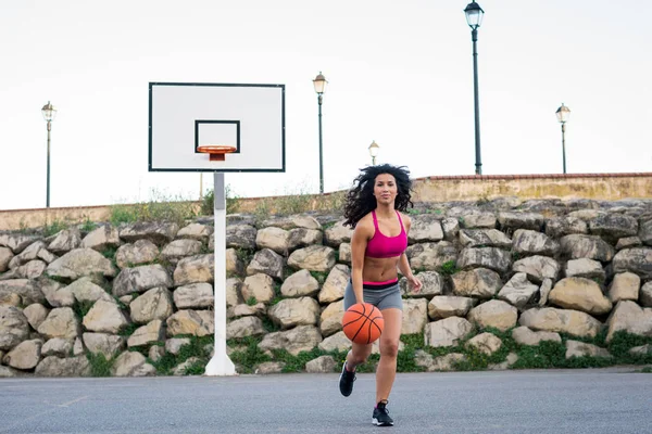 Jonge Vrouwelijke Mand Speler Sportvrouw Stedelijke Speelbasketbal Stedelijke Sport Een — Stockfoto