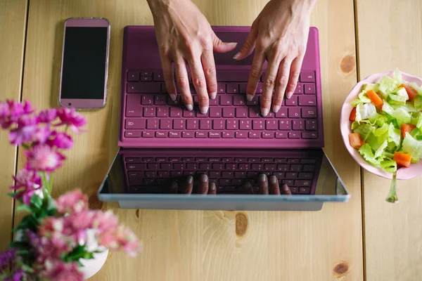 Primo Piano Mani Femminili Che Digitano Computer Portatile Lavorare Casa — Foto Stock