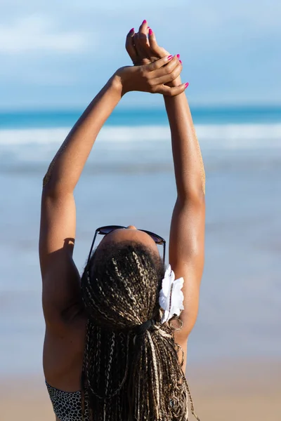 Back View Black Woman Summer Braids Enjoying Relaxing Vacation Beach — Stock Photo, Image