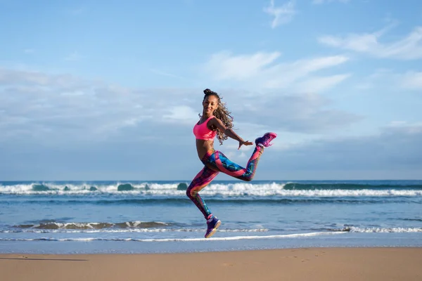 Mulher Brasileira Esportiva Dançando Pulando Praia Preto Dançarino Feliz Praticando — Fotografia de Stock