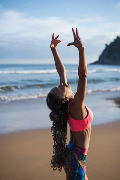 Sportieve Jongedame Ontspannen Ademhaling Het Strand Zwarte Fitness Meisje Genieten — Stockfoto