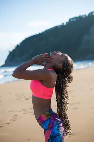 Fitness Vrouw Ontspannen Nek Doen Stretching Oefening Het Strand Zwarte — Stockfoto