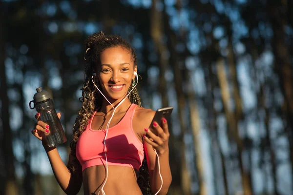 Fitness Esportista Brasileira Fazendo Uma Pausa Para Descansar Beber Água — Fotografia de Stock