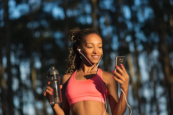 Deportista Brasileña Fitness Tomando Descanso Para Beber Agua Escuchar Música — Foto de Stock