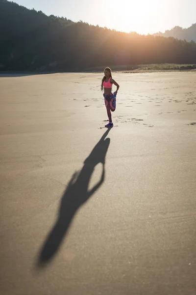 Young Black Sporty Woman Doing Stretching Quadriceps Beach Sunset Female — Stock Photo, Image