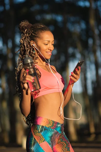 Deportista Brasileña Fitness Tomando Descanso Para Beber Agua Escuchar Música — Foto de Stock