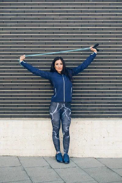 Mulher Fitness Bem Sucedida Com Braços Para Cima Levantando Corda — Fotografia de Stock