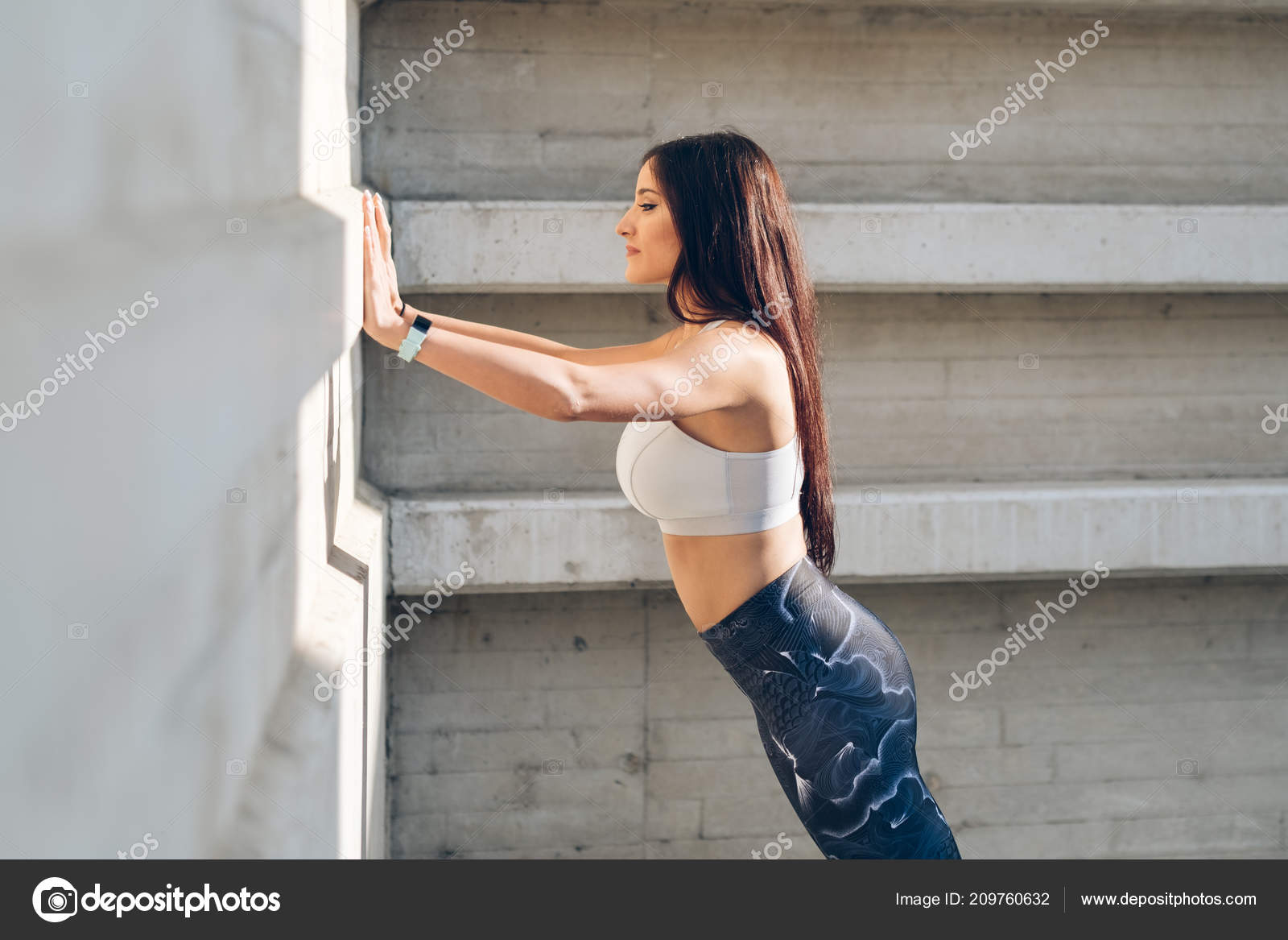 Sportig Ung Kvinna Gör Stående Vägg Push Upp Triceps Styrka — stockfoto ©  Dirima #209760632, image size:1600x1167