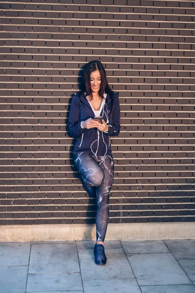 Sporty Cheerful Woman Taking Break Texting Smart Phone Female Urban — Stock Photo, Image