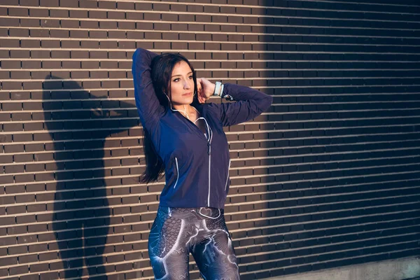 Hermosa Mujer Deportiva Estirando Tríceps Para Calentar Antes Aptitud Urbana — Foto de Stock