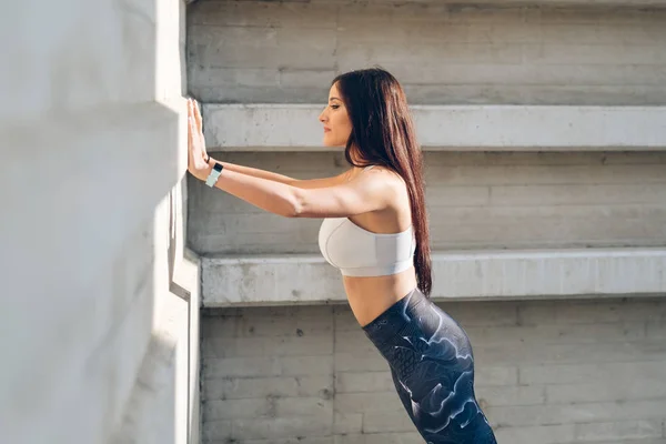 Sportif Genç Kadının Ayakta Duvara Itme Triceps Gücü Egzersiz Kentsel — Stok fotoğraf