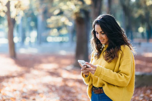 Casual Cheerful Young Woman Texting Smartphone Outdoor Autumn City Park — Stock Photo, Image