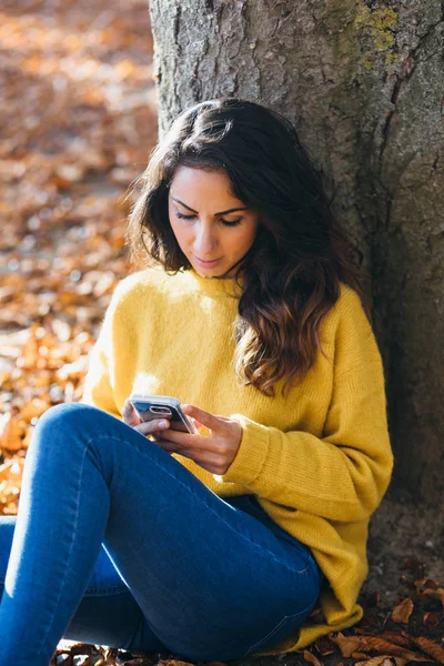 Casual Jeune Femme Aide Son Téléphone Portable Assis Plein Air — Photo