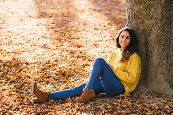 Relaxado Jovem Mulher Desfrutando Tranquilidade Outono Parque — Fotografia de Stock