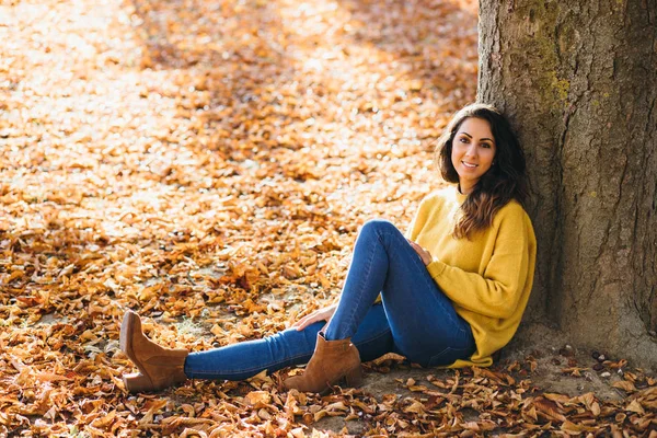 Mujer Joven Relajada Disfrutando Tranquilidad Otoñal Parque —  Fotos de Stock