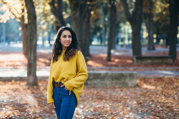 Mujer Alegre Casual Caminando Parque Ciudad Otoño Otoño Temporada Moda — Foto de Stock