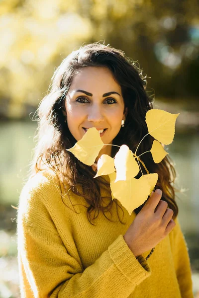 Портрет Красивої Брюнетки Восени Тримає Гілку Жовтим Листям — стокове фото