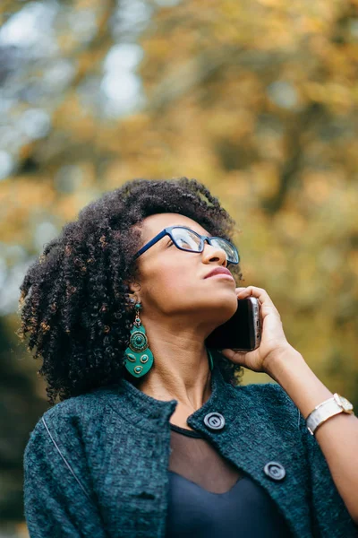 Eine Junge Schwarze Frau Telefoniert Herbst Draußen Park Modisches Mädchen — Stockfoto