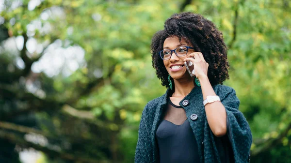 Joven Mujer Negra Expresiva Recibiendo Noticias Sorprendentes Teléfono Celular Fuera — Foto de Stock
