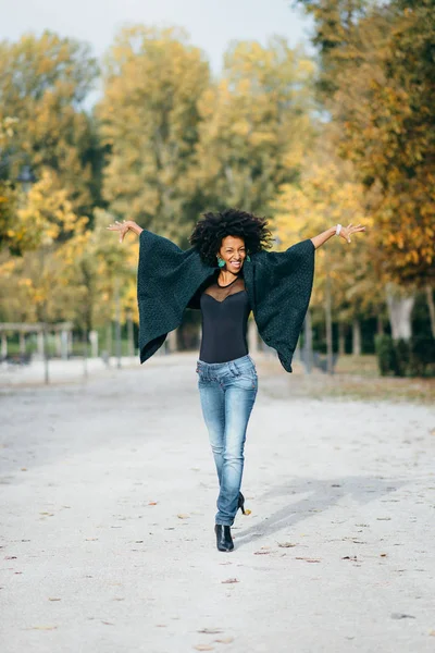 Giovane Donna Elegante Felice Divertirsi Ballare Autunno Parco Della Città — Foto Stock