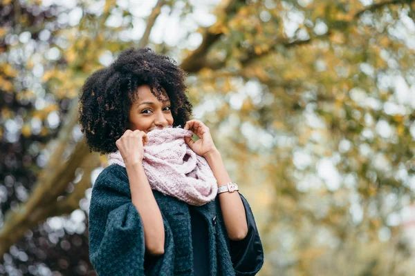 Schwarze Stilvolle Frau Mit Warmem Schal Einem Herbstlichen Kalten Tag — Stockfoto