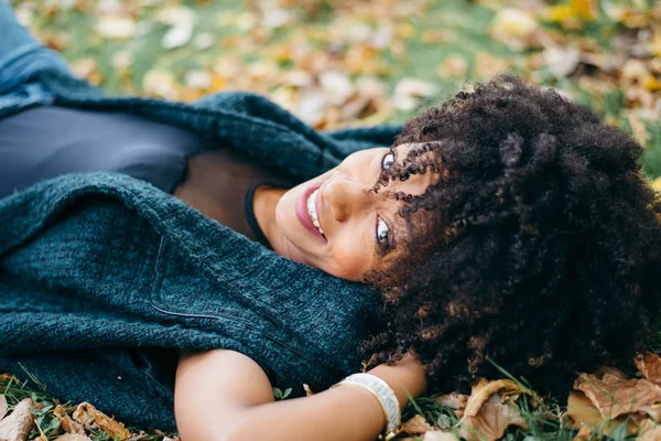 Mladá Černá Šťastná Žena Relaxační Podzim Štěstí Koncepce — Stock fotografie