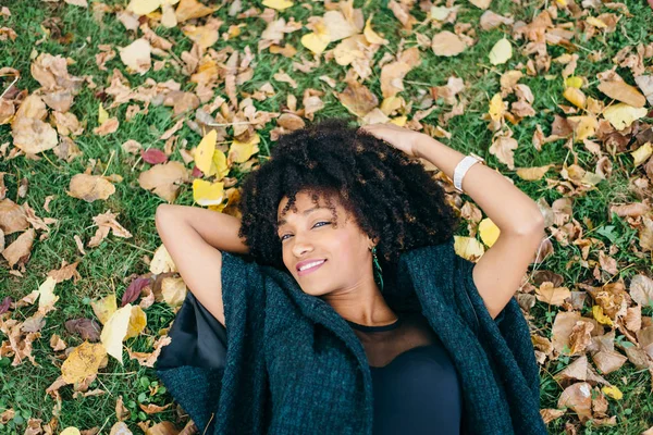 Joven Mujer Feliz Negro Relajante Otoño Concepto Felicidad Relax — Foto de Stock