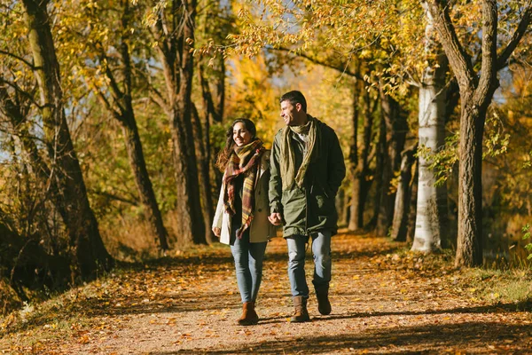 Young Couple Walking Together Outdoor Autumn Two Lovers Enjoying Fall — Stock Photo, Image