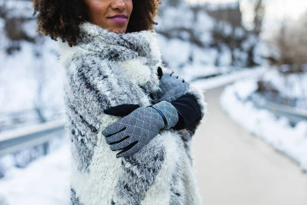 Detalle Mujer Con Ropa Abrigo Guantes Invierno — Foto de Stock